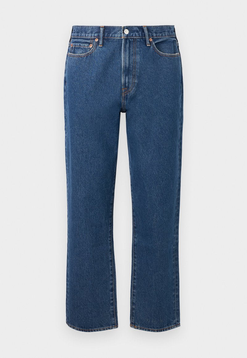 Blaue gerade Jeans aus Denim mit einem Knopfverschluss, fünf Taschen und kontrastierenden orangen Nähte.