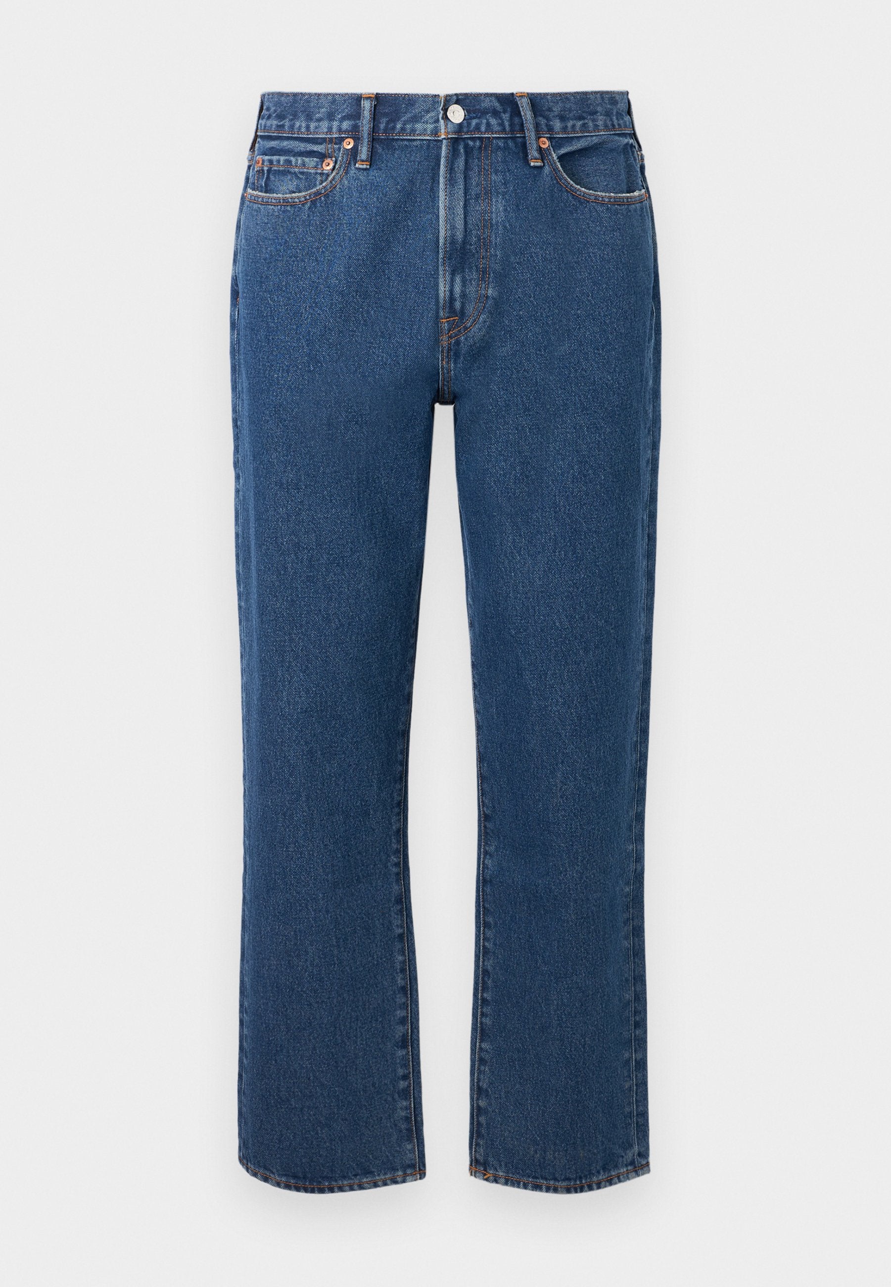 Blaue gerade Jeans aus Denim mit einem Knopfverschluss, fünf Taschen und kontrastierenden orangen Nähte.