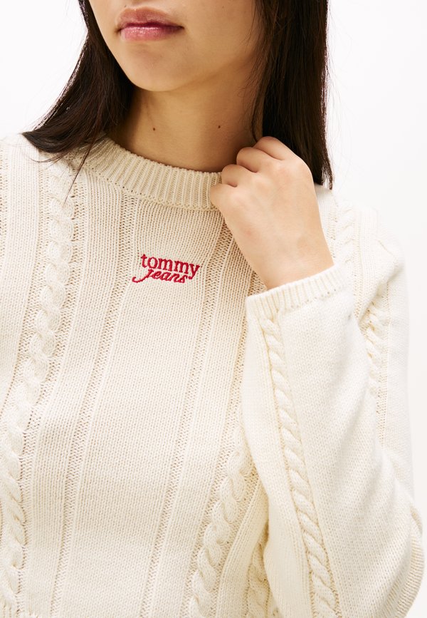 Tommy Jeans CABLE SCRIPT