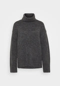 Grauer Strick-Turtleneck-Pullover mit gerippter Textur, langen Ärmeln und einem lockeren Schnitt. Das Material wirkt weich und voluminös. Der untere Saum ist gerade.
