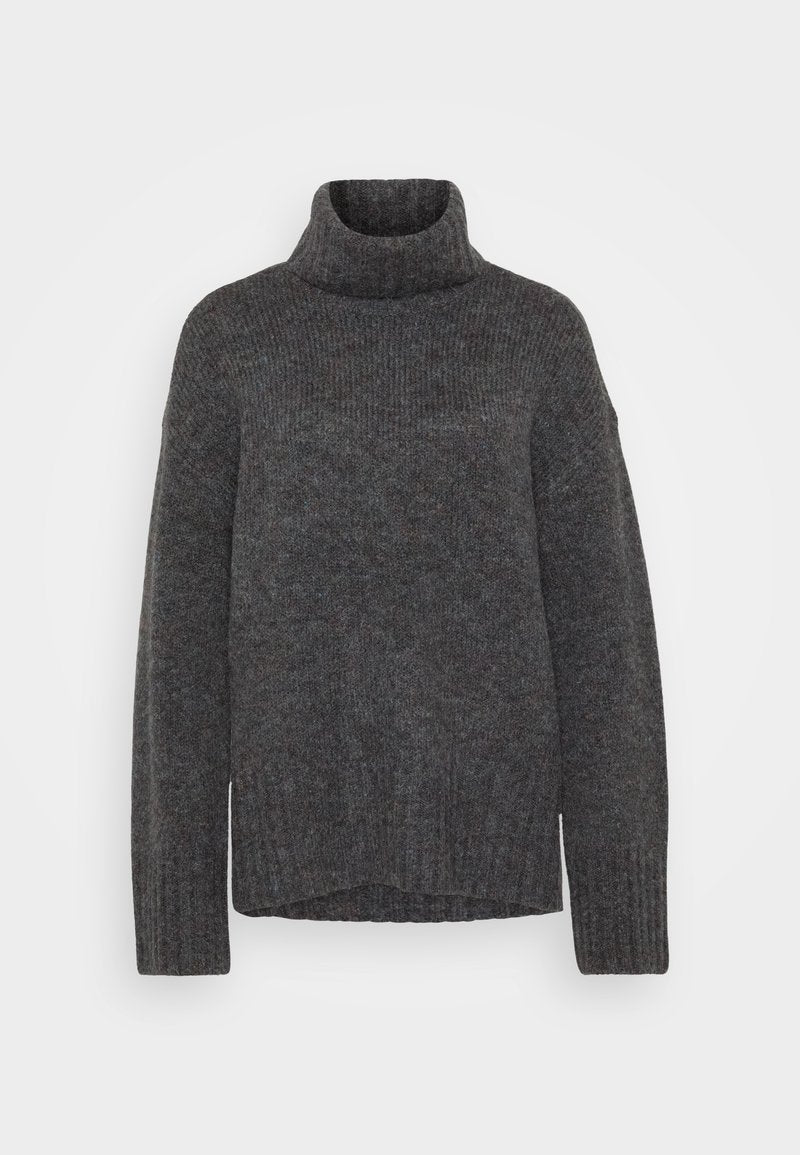 Grauer Strick-Turtleneck-Pullover mit gerippter Textur, langen Ärmeln und einem lockeren Schnitt. Das Material wirkt weich und voluminös. Der untere Saum ist gerade.