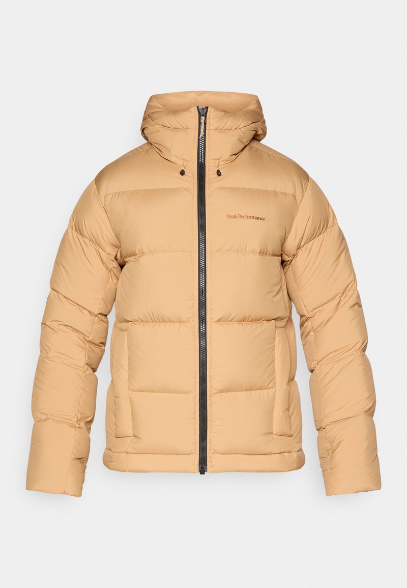 Beige Steppjacke mit Kapuze, mit einem Reißverschluss vorne, gestepptem Muster und zwei Seitentaschen. Hergestellt aus einem glatten, leichten Material.