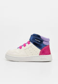 Kinder-Sneaker mit hohem Schaft in Weiß mit pinkfarbenen Schnürsenkeln, lila Mesh-Kragen, glänzendem blauem Riemen und glitzerndem pinkfarbenem Fersenbereich.