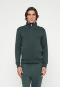 Dunkelgrüner Sweatshirt mit Reißverschluss, hohem Kragen, gerippten Bündchen und Bund; verfügt über ein dezentes Logo auf der Brust und eine strukturierte Stoffoberfläche.