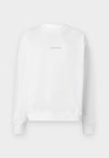 Weißer Sweatshirt mit Rundhalsausschnitt und langen Ärmeln. Auf der Vorderseite befindet sich ein reflektierendes Logo "PEGADOR" in einem minimalistischem Design.