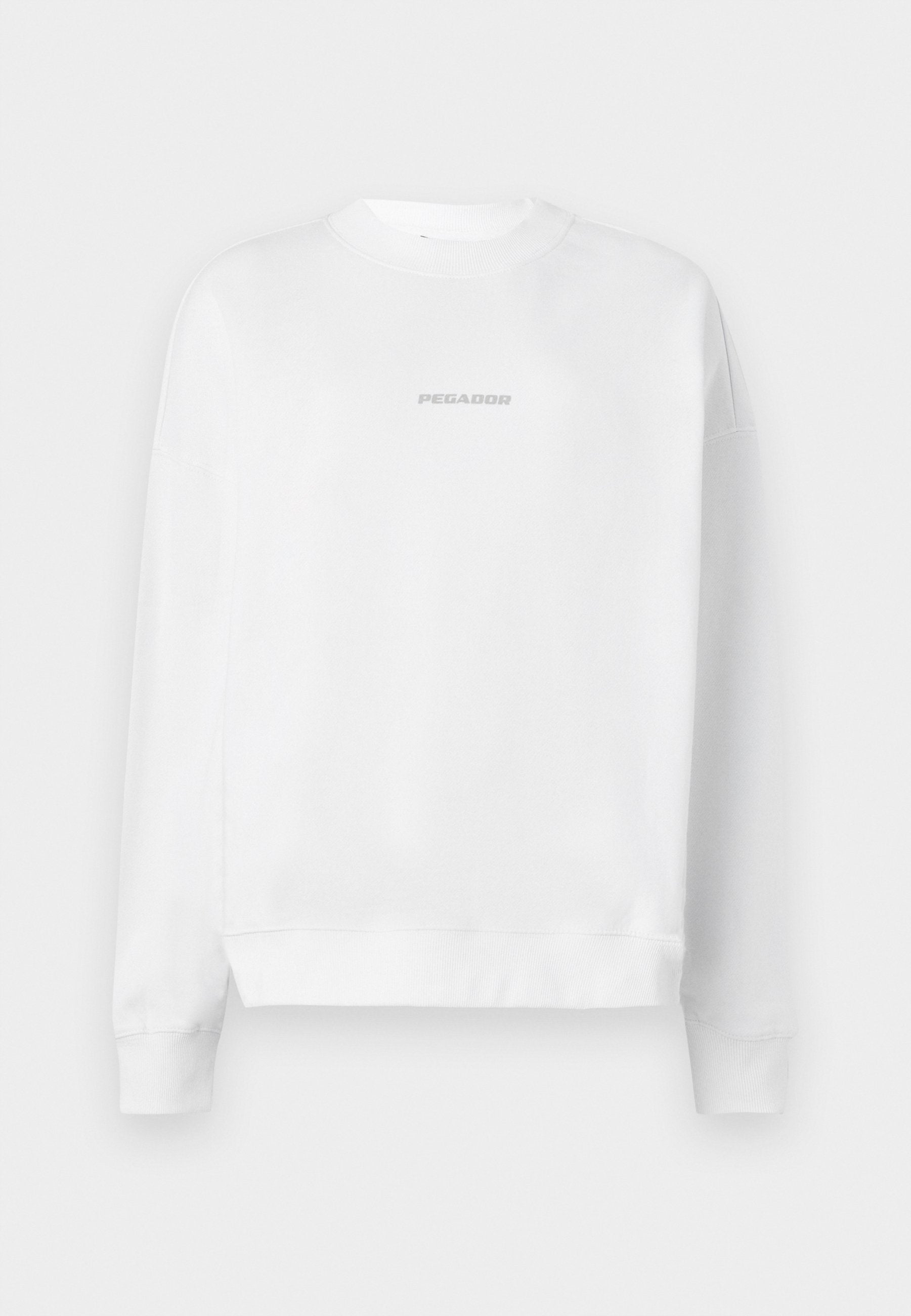 Weißer Sweatshirt mit Rundhalsausschnitt und langen Ärmeln. Auf der Vorderseite befindet sich ein reflektierendes Logo "PEGADOR" in einem minimalistischem Design.