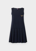 Marineblaues ärmelloses Kleid mit plissiertem Rock, mit einer aufgesetzten Tasche vorne, auf der "tommy girl" in goldener Stickerei zu lesen ist. Weiche Stoffstruktur.