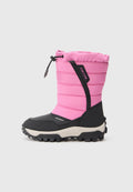 Schwarze und rosa wasserdichte Stiefel mit gepolstertem Schaft, strukturiertem Schaft und robuster Gummisohle, die ausgeprägte Profilierungen für besseren Halt aufweist.