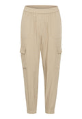 Beige Cargo-Hosen aus leichtem Material, mit Seitentaschen und elastischen Bündchen für eine lässige Passform. Glockige Textur mit dezentem Glanz.