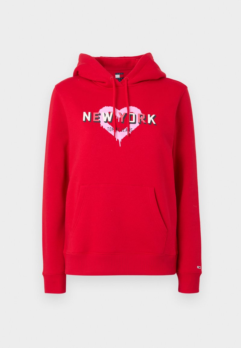 Rote Kapuzenjacke mit einer Vordertasche, Kordelzugkapuze und einem weißen und rosa Herzmotiv. Mit dem Text "NEW YORK" in einer modernen Schriftart.