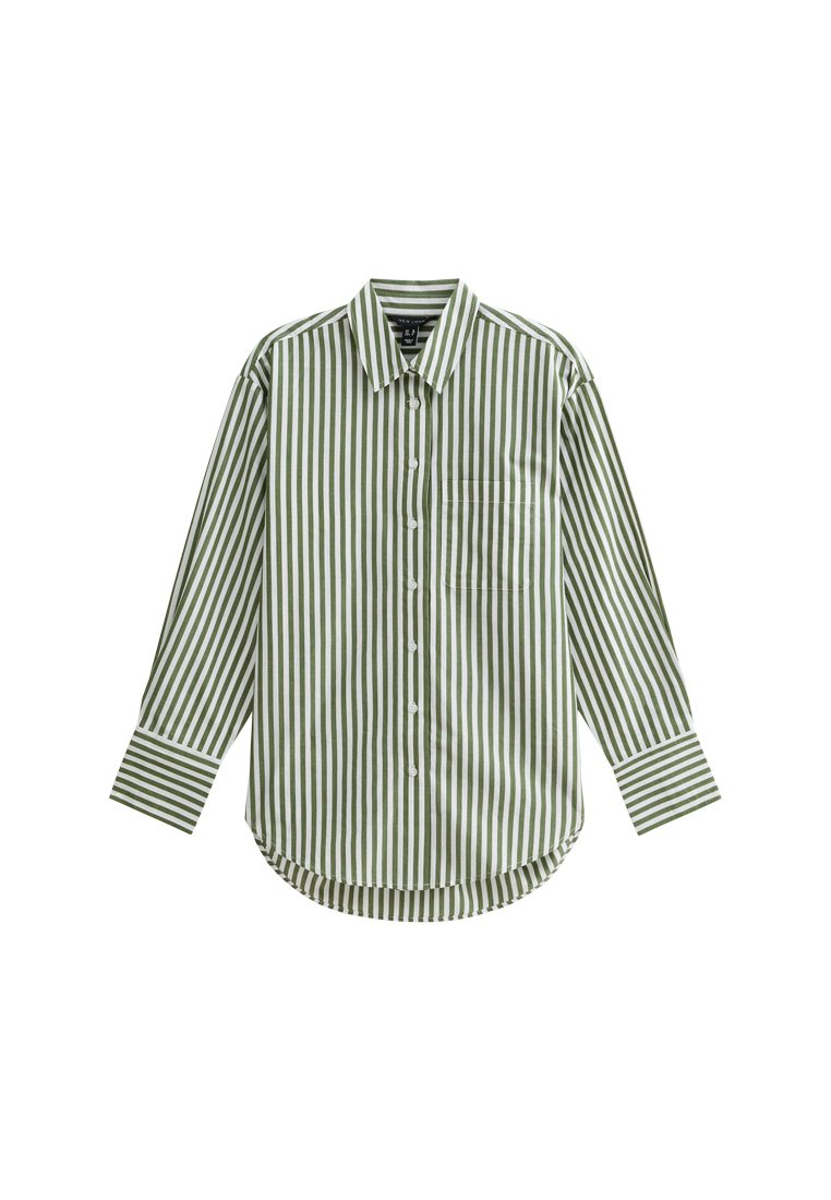 Grün-weiβ gestreiftes Langarmhemd mit Button-Down-Kragen, einer einzelnen Brusttasche und abgerundetem Saum. Hergestellt aus leichtem Stoff.