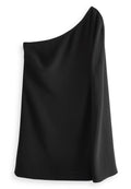 Asymmetrisches schwarzes Kleid aus glattem Stoff; verfügt über einseitiges Schulterdesign und einen seitlichen Reißverschluss. Der Saum ist uneben und sorgt für einen fließenden Effekt.