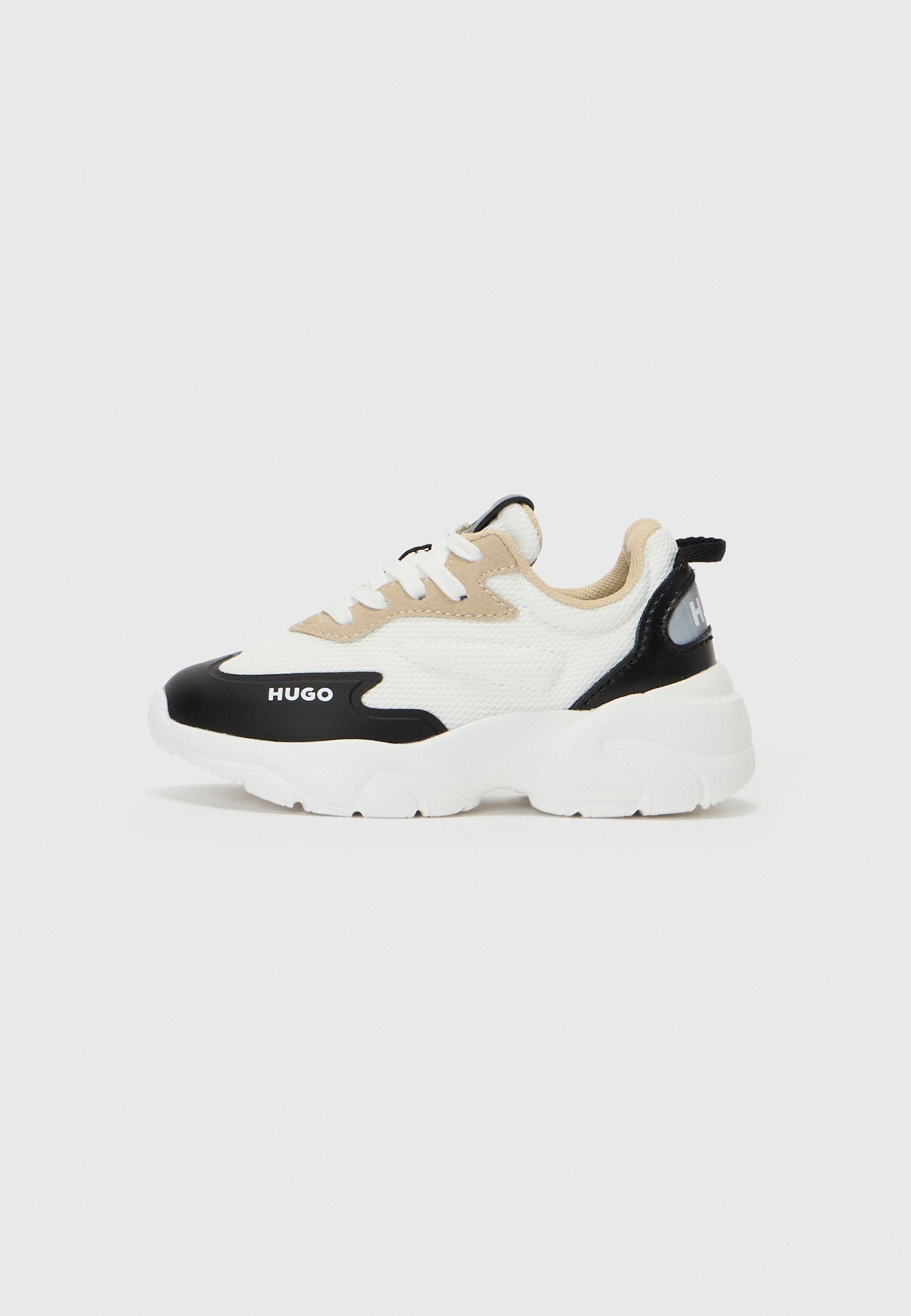 Schwarze, weiße und beige Sneaker aus strukturiertem Stoff, mit gepolsterter Zunge, auffälliger Sohle und Logodetail an der Seite. Schnürverschluss.