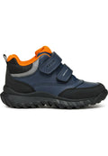Marineblaue Sneakers mit orangefarbenen Akzenten. Hergestellt aus synthetischen Materialien, ausgestattet mit zwei Klettverschlüssen, einer Gummisohle und einem strukturierten Profil für besseren Halt.