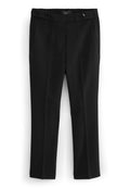 Schwarze gerade geschnittene Hosen mit seitlichen Taschen und Knopfdetails am Bund, flacher Vorderseite und ohne sichtbaren Reißverschluss.