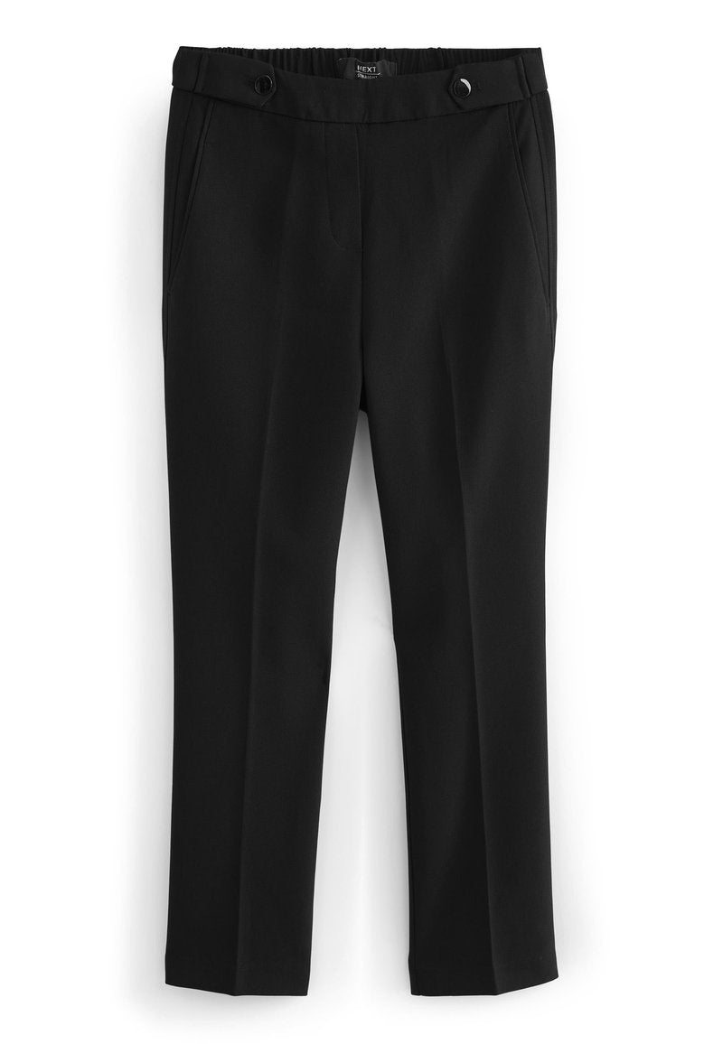 Schwarze gerade geschnittene Hosen mit seitlichen Taschen und Knopfdetails am Bund, flacher Vorderseite und ohne sichtbaren Reißverschluss.