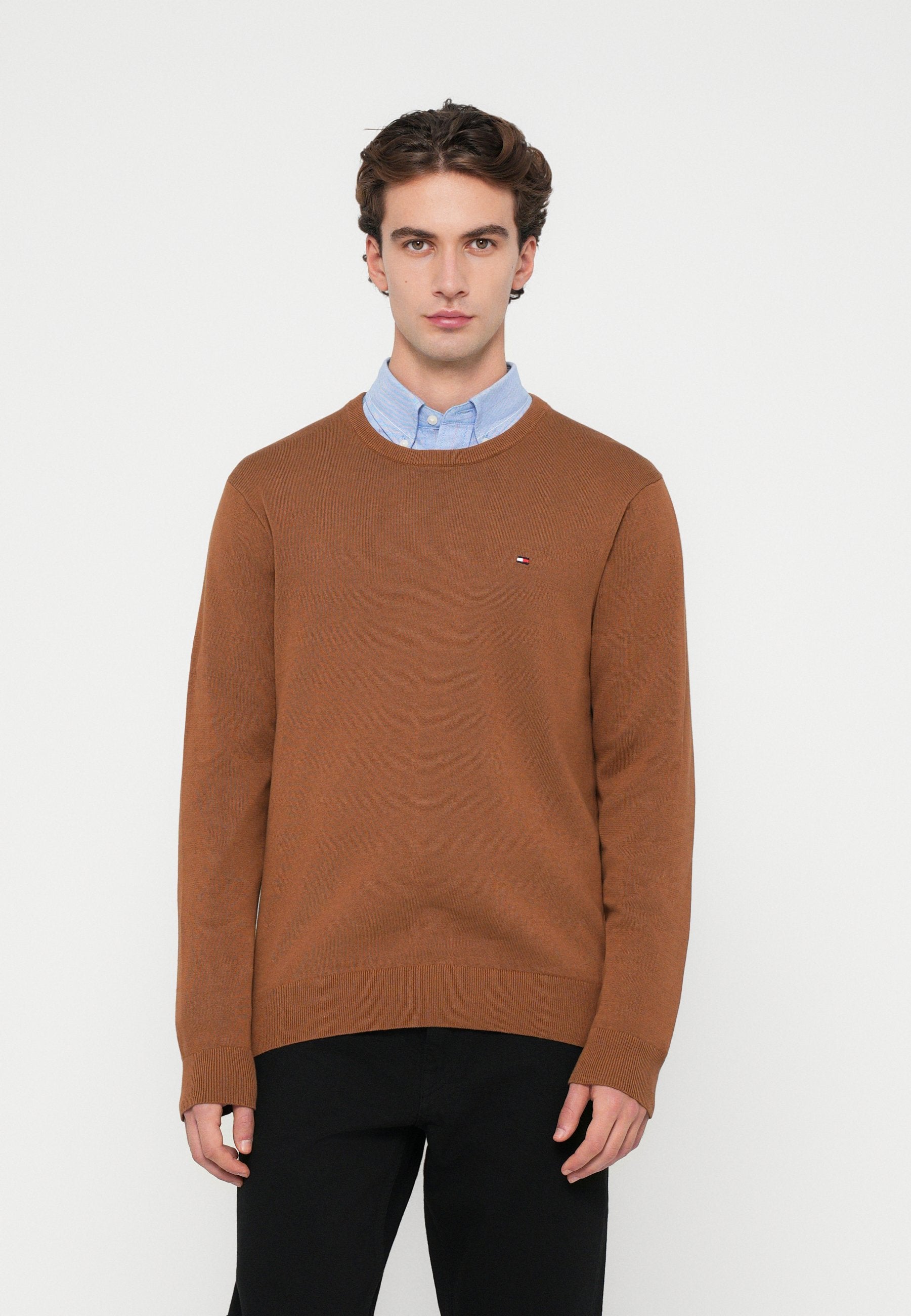 CREW NECK  Media 3