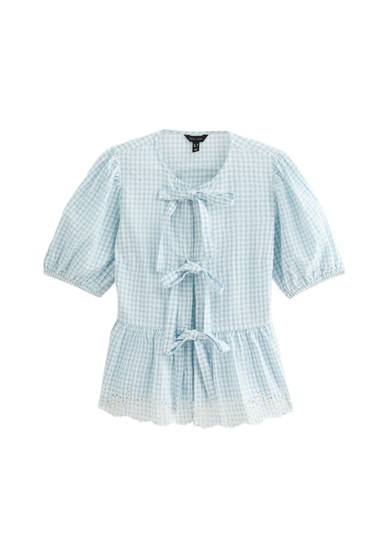 Himmelblaue Gingham-Bluse mit kurzen Puffärmeln, rundem Ausschnitt, drei vorderen Bindeschließen und Lochmuster-Details am Saum.