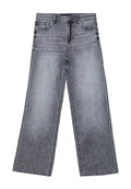 Weite Jeans aus mittlerem grauem Denim. Merkmale eine hohe Taille, kupferfarbene Nieten und Fronttaschen mit sichtbaren Nähten.