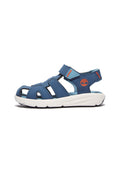 Blaue synthetische Sandalen mit offenem Design, Klettverschluss und weißer Sohle. Besitzt Aussparungen und ein dezentes Markenlogo in Orange.
