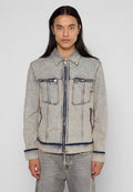 Jeansjacke in Hellblau mit Reißverschluss, zwei Brusttaschen und kontrastierenden Nähten. Mit langen Ärmeln und geradem Schnitt.