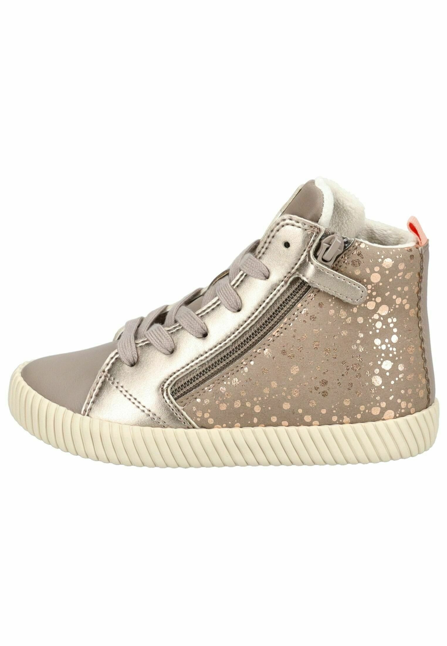 Hochschnitt Sneaker in metallischem Hellbraun mit einer strukturierten, glänzenden Oberfläche, versehen mit einem gesprenkelten Roségold-Akzent und einem seitlichen Reißverschluss. Gummisohle.