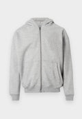 Hellgrauer Reißverschluss-Hoodie mit Fronttaschen, gerippten Bündchen, Saum und angenommener Kapuze auf einem weißen Hintergrund.