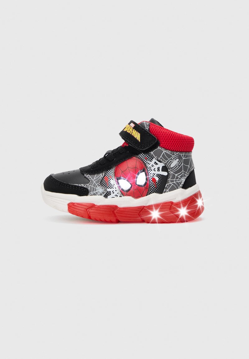 Schwarze und rote High-Top-Sneaker mit Spider-Man-Design, einem Klettverschluss und einer leuchtenden roten Sohle. Strukturierter Stoff und gemusterte Akzente.