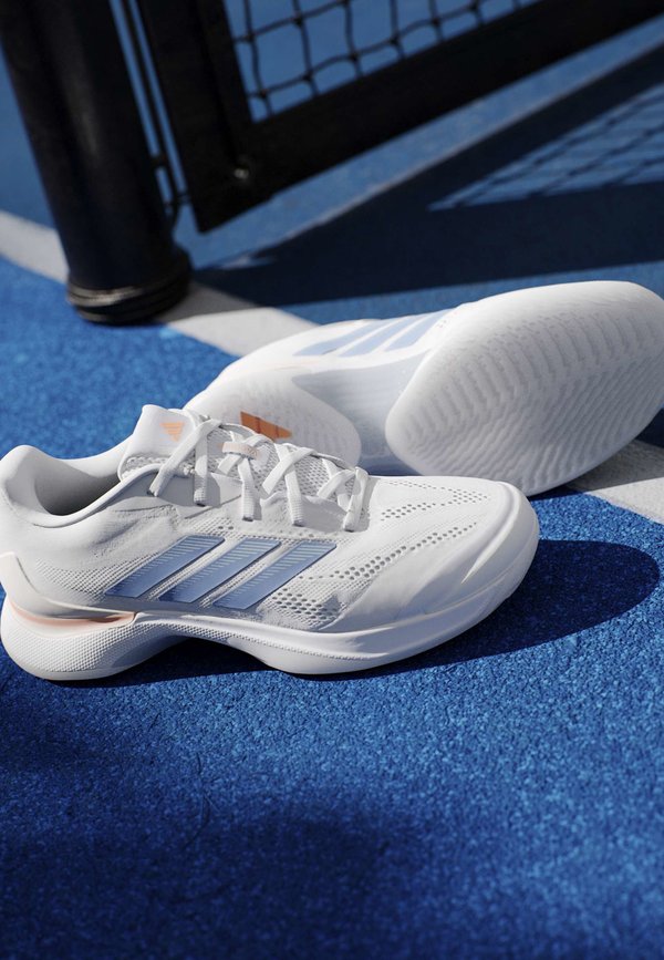 adidas Performance AVACOURT 3
