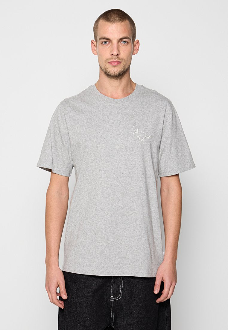 Helles graues Baumwoll-T-Shirt mit kurzen Ärmeln und rundem Halsausschnitt. Verfügt über ein dezentes weißes Textlogo auf der linken Brustseite.