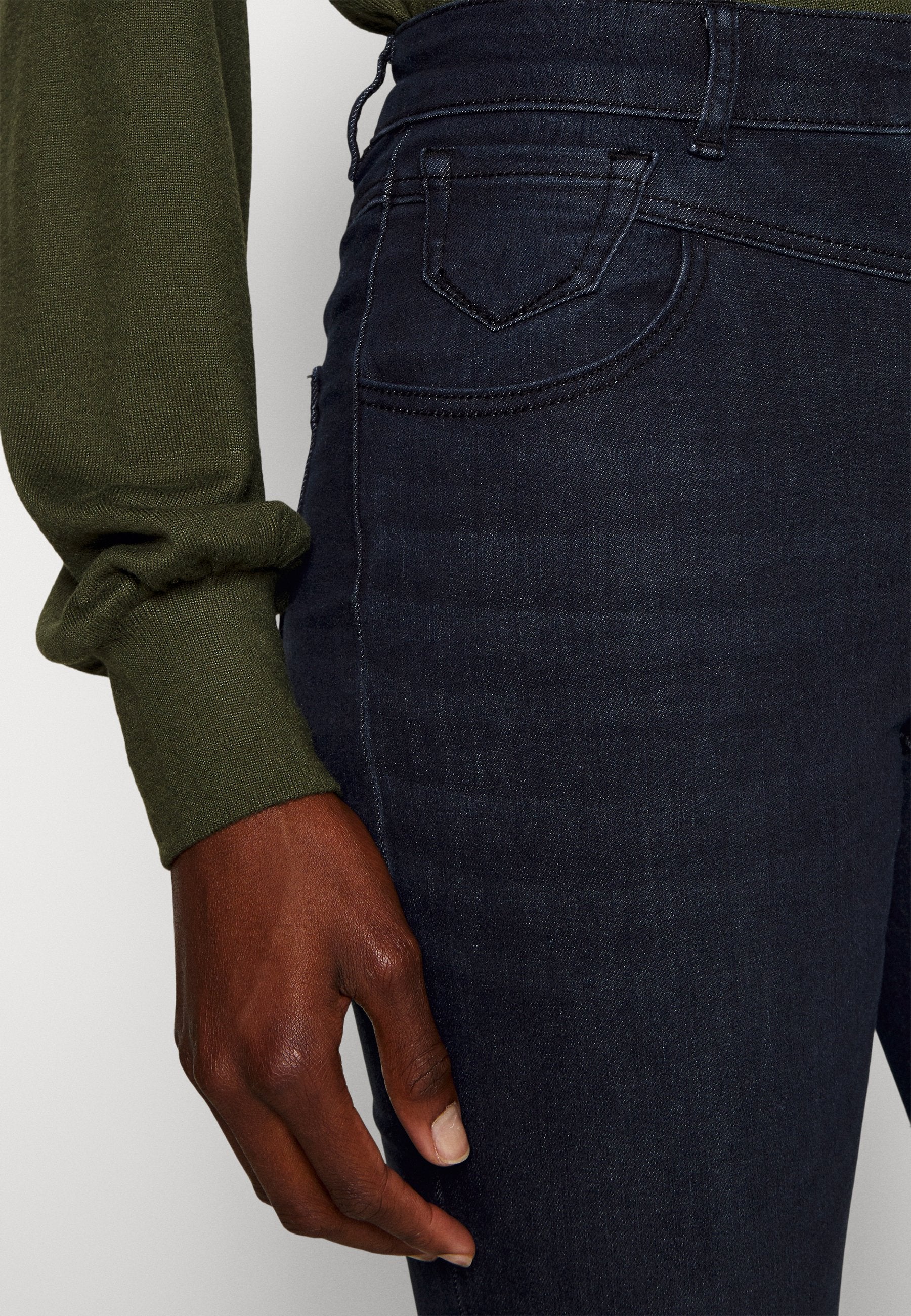 ONLWAUW CUT Media 6