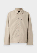 Beige North Face Hemdjacke mit Kragen und Reißverschlusstasche auf der Brust, entworfen für den Outdoor-Einsatz.