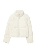 Offene weiße, kurze Pufferjacke mit hohem Kragen, durchgehendem Reißverschluss, langen Ärmeln und Seitentaschen, flach auf einem weißen Hintergrund ausgelegt.