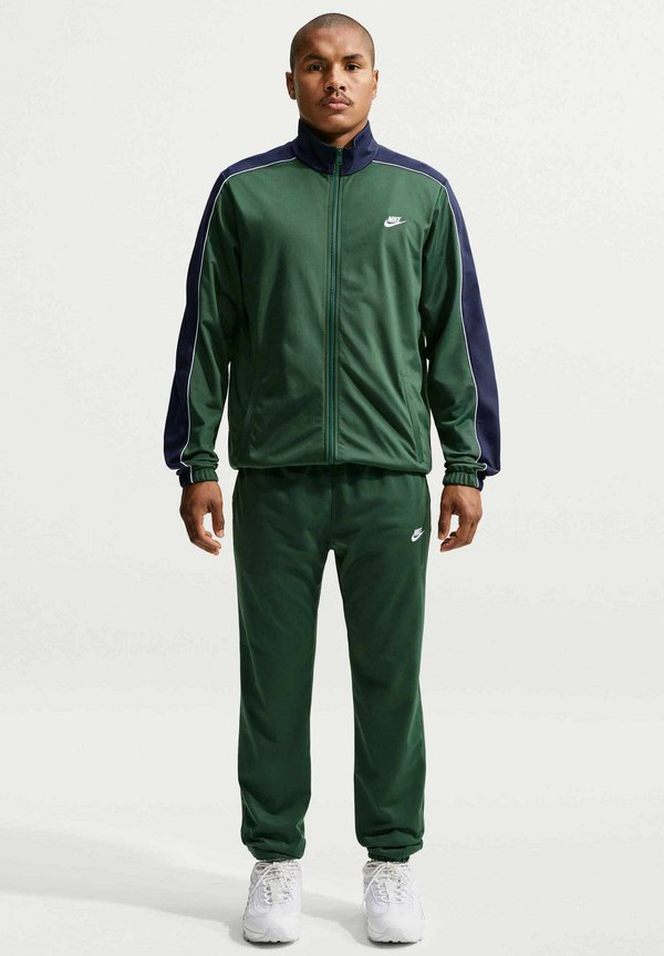 Nike Sportswear CLUB SET - Tracksuit - fir obsidian white white