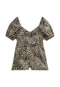 Leopardenmuster Overall in Beige und Schwarz, mit Puffärmeln und V-Ausschnitt, aus leichtem Stoff gefertigt. Maßgeschneiderter Schnitt mit taillierter Taille.