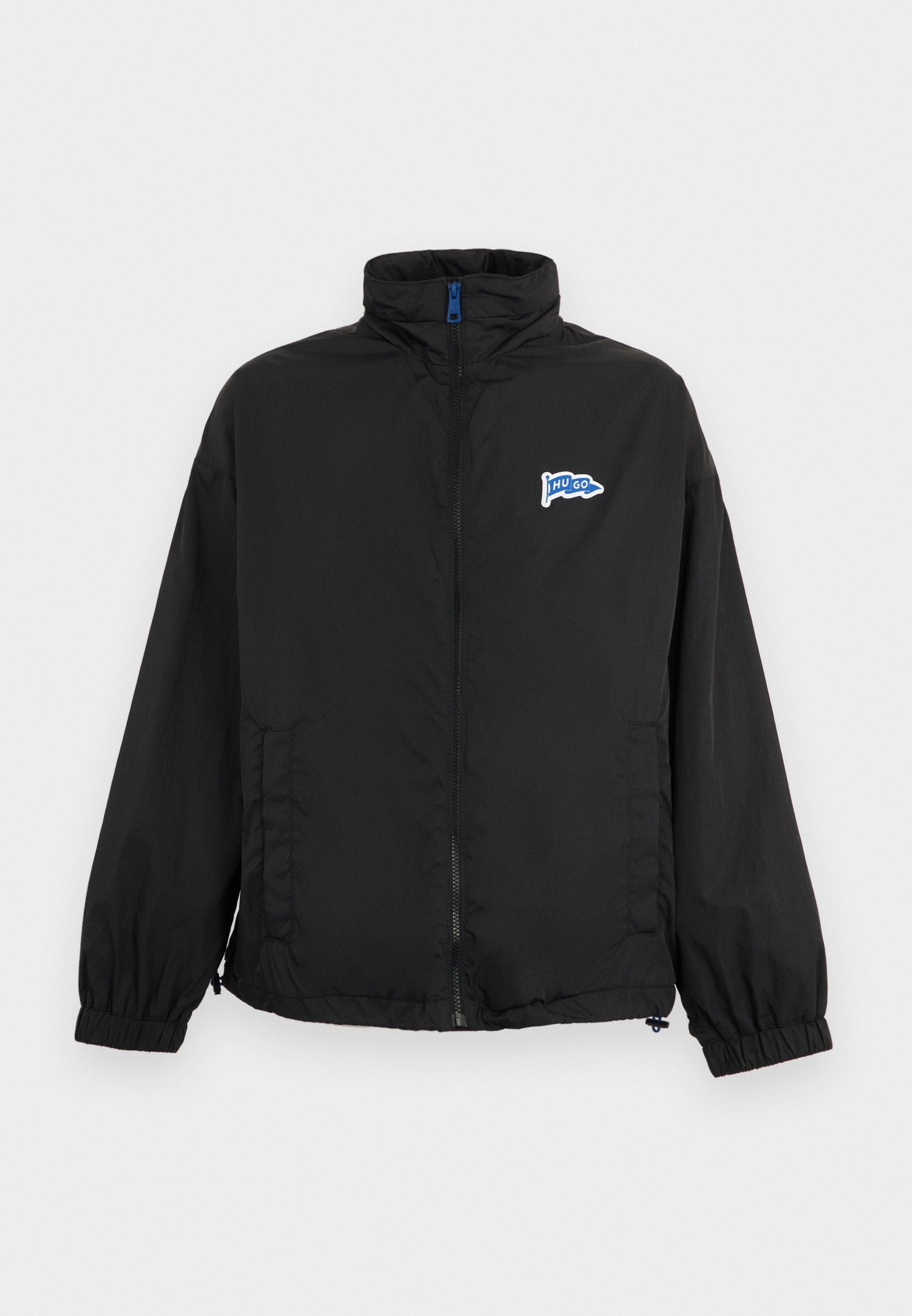 Schwarze Reißverschlussjacke mit elastischen Bündchen, Stehkragen, Seitentaschen und kleinem blauen und weißen "HUGO"-Logo auf der linken Brust.