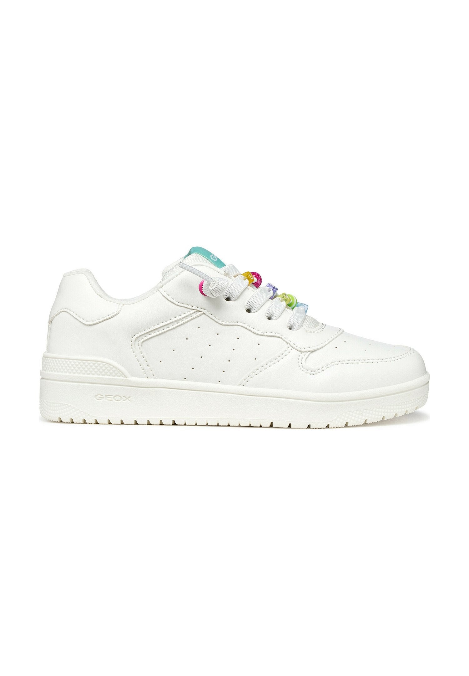 Weiße Leder-Sneaker mit perforierten Details, einer strukturierten Gummisohle und bunten Ösen an elastischen Schnürsenkeln. Logo an der Seite.