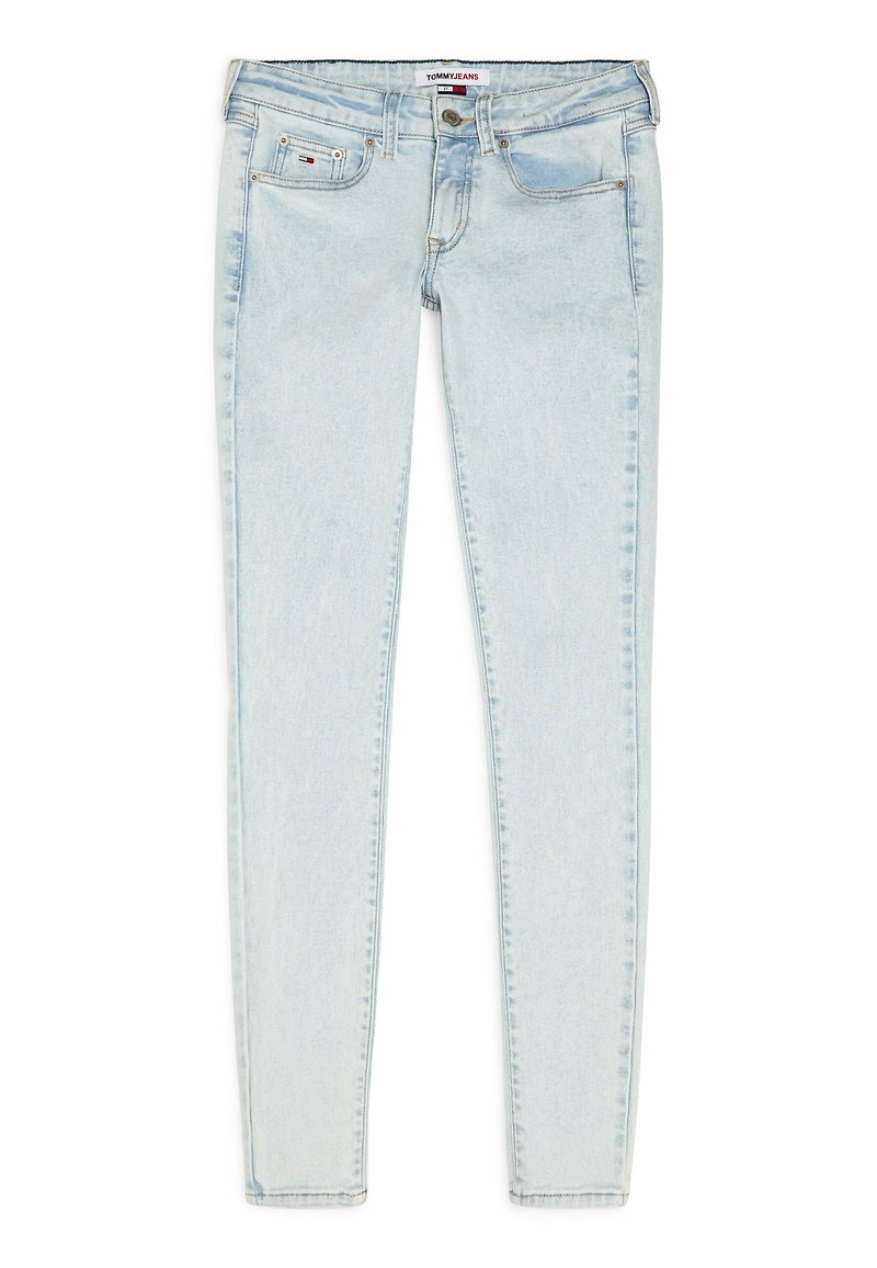 Hellblaue Denim-Jeans im Slim Fit mit klassischem Fünf-Taschen-Design, Kupferbeschlägen und Kontrastnähten entlang der Nähte.
