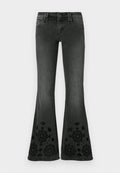 Schwarze Schlagjeans mit einem ausgewaschenen Finish; am Saum mit schwarzen, bestickten Blumenmustern verziert; Denim-Material mit glatter Textur.