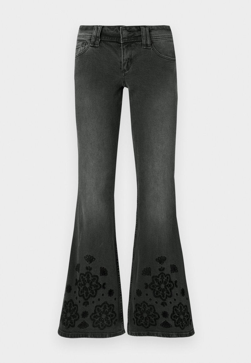 Schwarze Schlagjeans mit einem ausgewaschenen Finish; am Saum mit schwarzen, bestickten Blumenmustern verziert; Denim-Material mit glatter Textur.