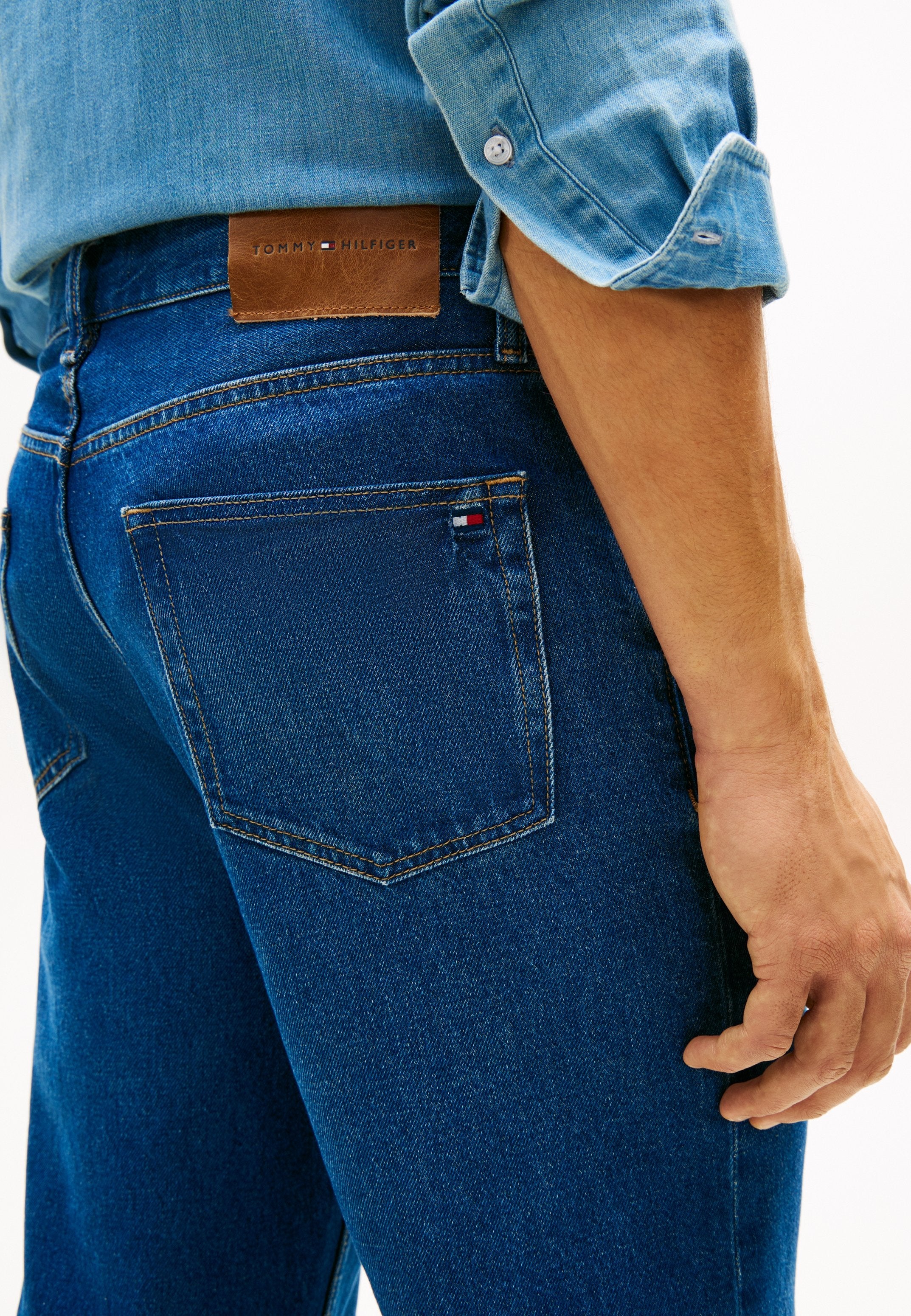 FLAG EMBROIDERY RELAXED STRAIGHT LEG JEANS Media 4