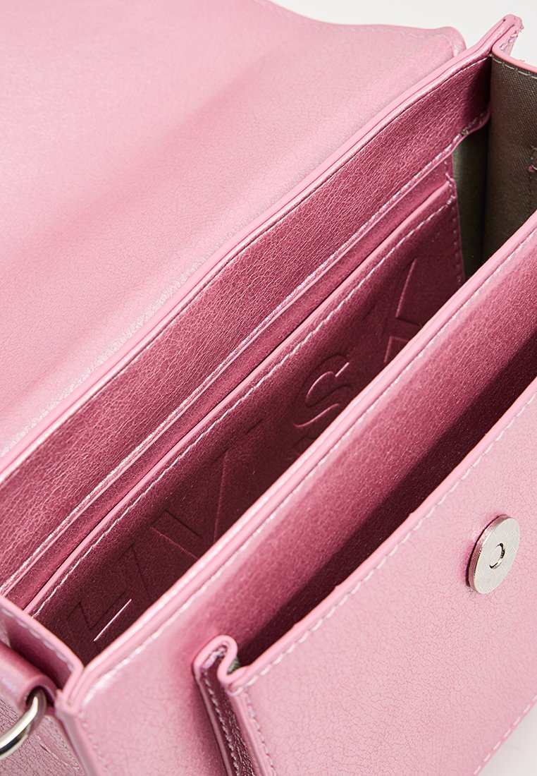 HVISK CAYMAN