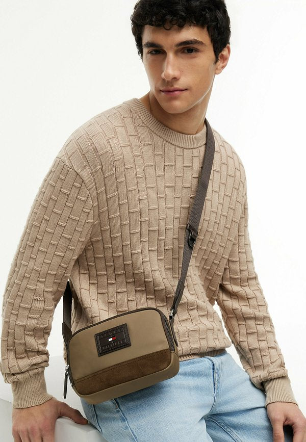 Tommy Hilfiger TOMMY HILFIGER HERITAGE COLOUR-BLOCKED CROSSBODY CAMERA BAG - Cross body bag - classic stone