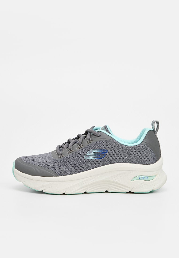 Grau athletic Schuh mit Mesh-Obermaterial, hellblauen Akzenten, Schnürverschluss und dicker weißer Sohle mit der Bezeichnung "Arch Fit". Auf der Seite befindet sich ein Logo.