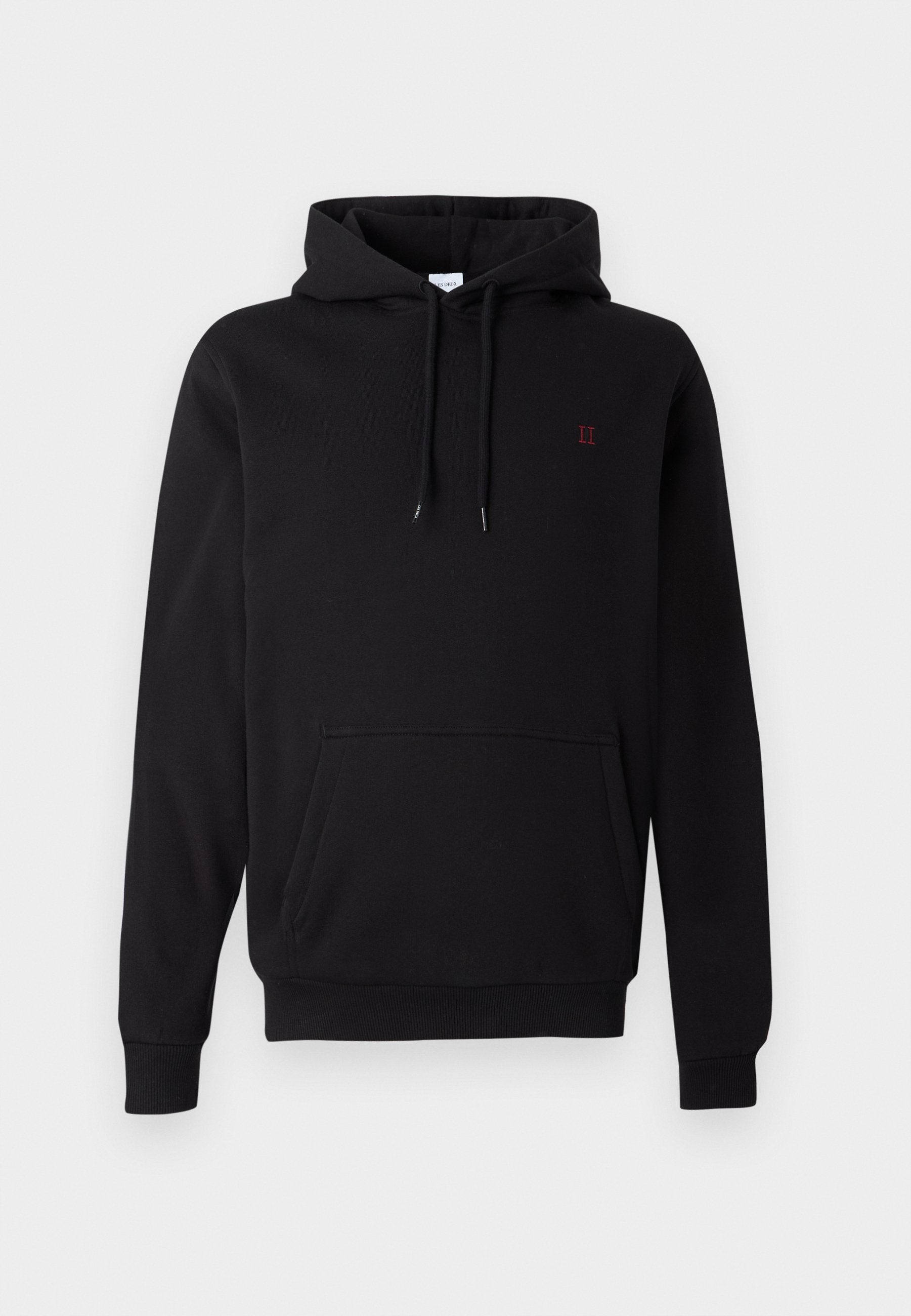Schwarzer Hoodie aus Baumwollmischung mit Kängurutasche vorne, Kordelzugkapuze und einem kleinen roten "II"-Emblem auf der Brust.