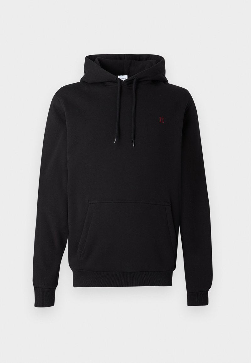 Schwarzer Hoodie aus Baumwollmischung mit Kängurutasche vorne, Kordelzugkapuze und einem kleinen roten "II"-Emblem auf der Brust.
