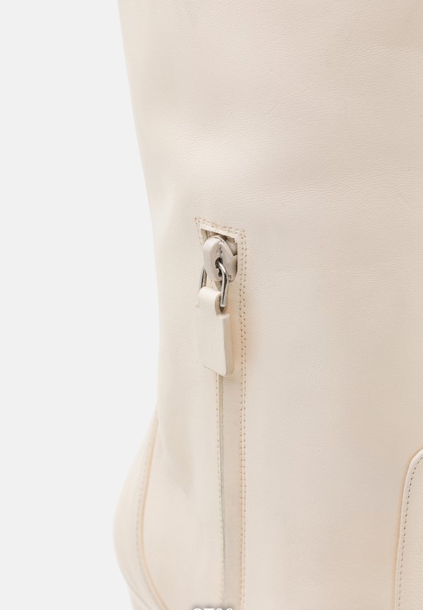 Stuart Weitzman LUXECURVE