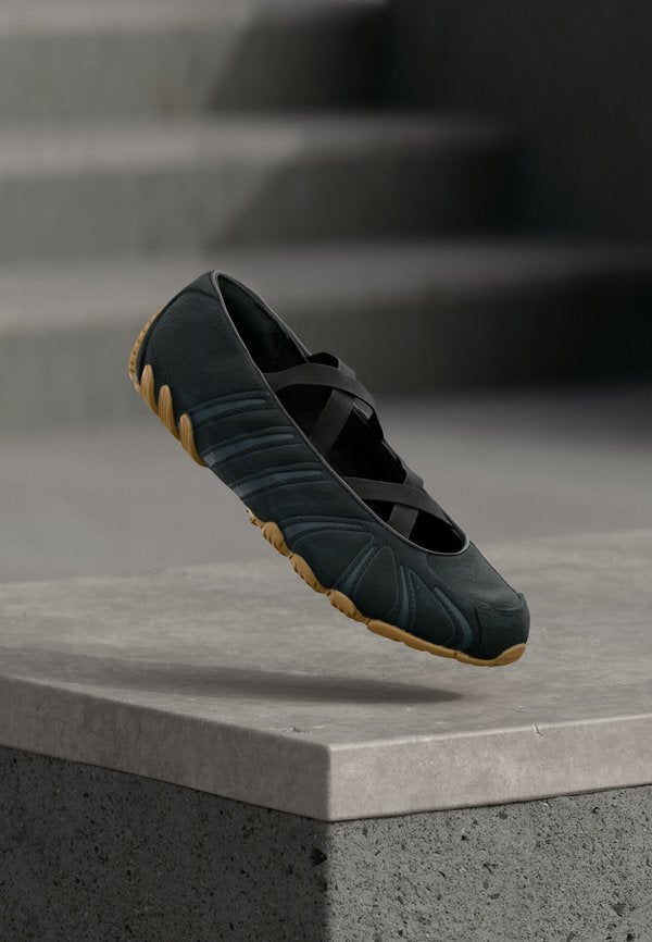 adidas Originals GHOST SPRINT - Ankle strap ballet pumps - core black