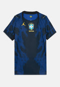 Dunkelblaues Brasilien-Fußballtrikot mit schwarzem und blauem Muster, gelbem Jordan-Logo und Brasilienwappen mit fünf Sternen darüber.