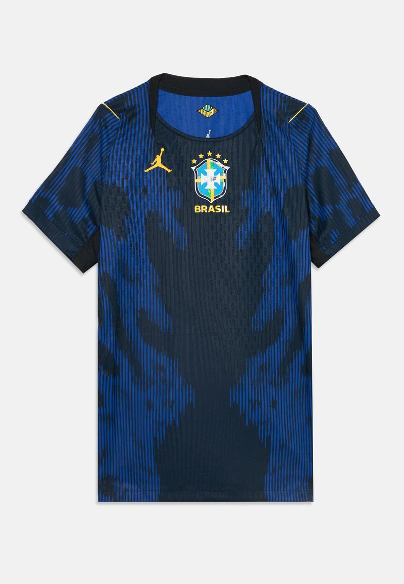 Dunkelblaues Brasilien-Fußballtrikot mit schwarzem und blauem Muster, gelbem Jordan-Logo und Brasilienwappen mit fünf Sternen darüber.